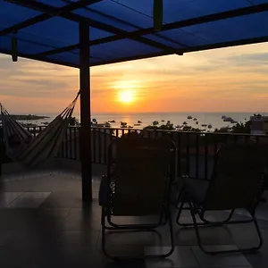 https://dolphin-house.puertoayorahotels.com